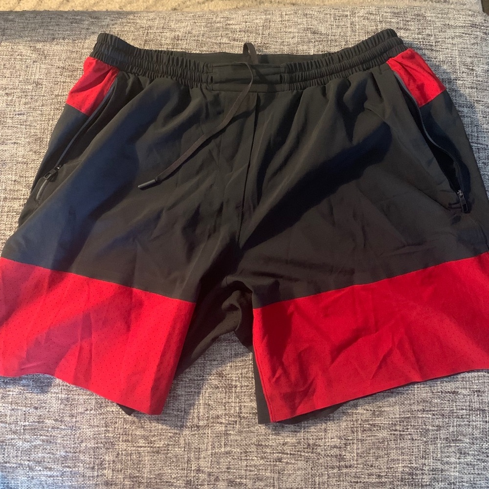 Lululemon “switch up” short 7’